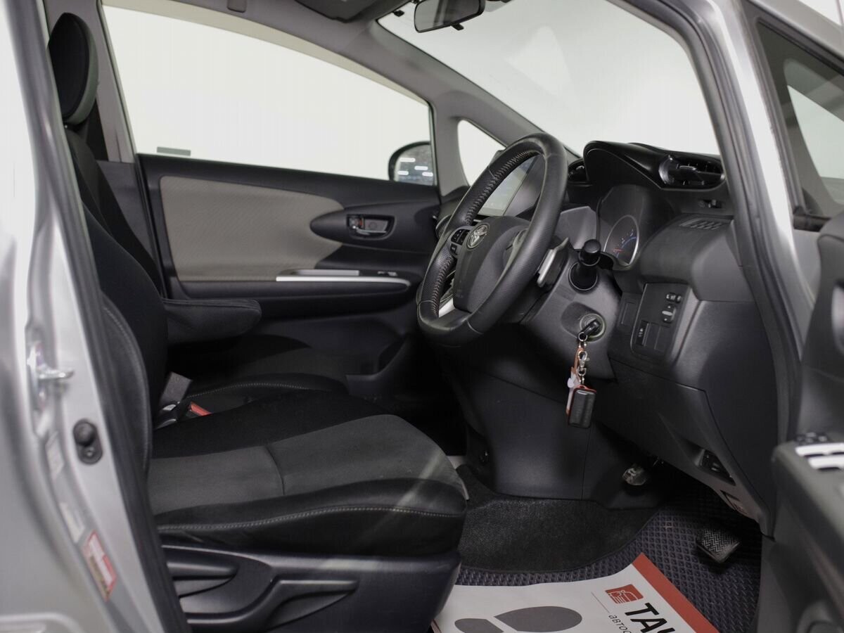 Toyota Wish 2011 - фото автомобиля