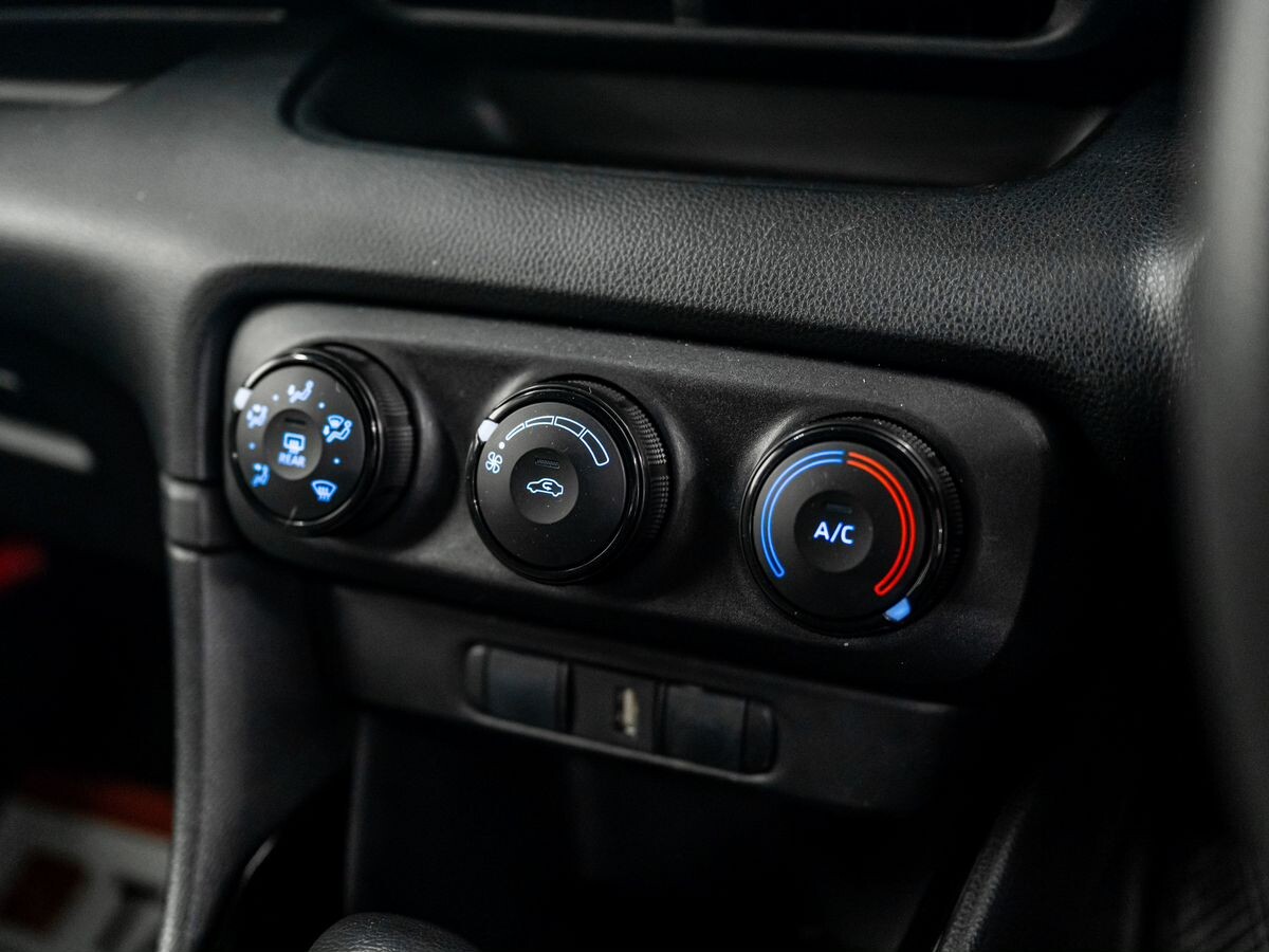 Toyota Yaris 2020 - фото автомобиля