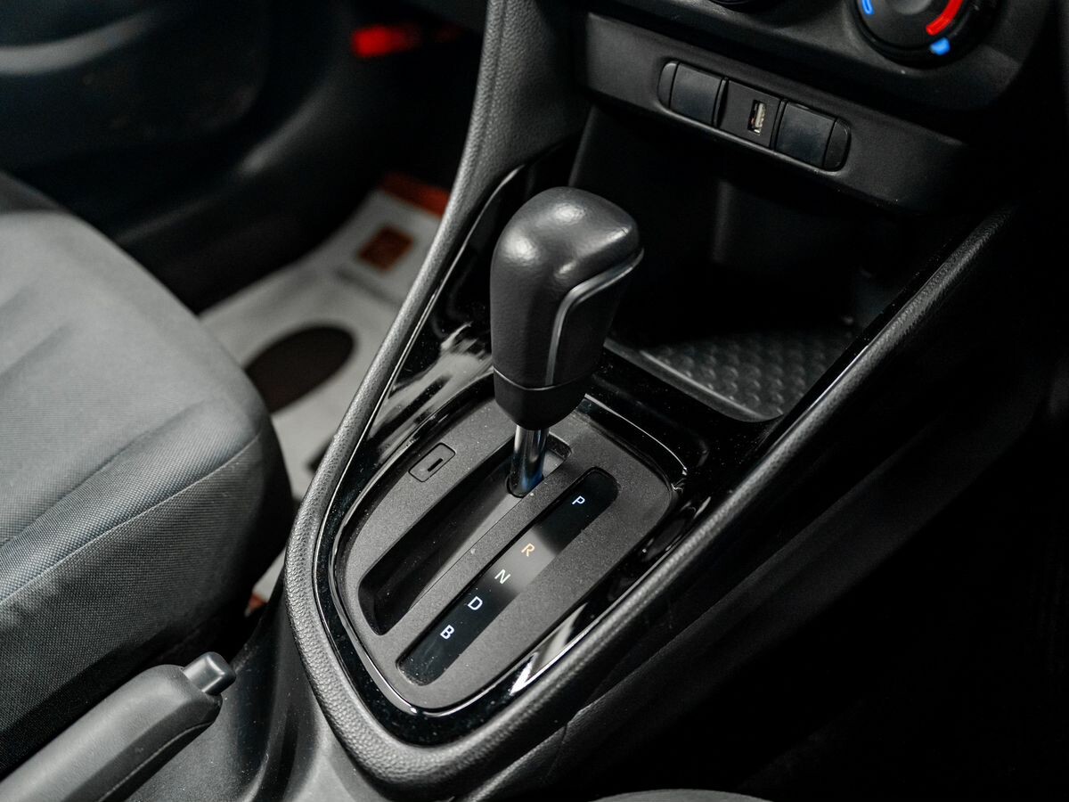 Toyota Yaris 2020 - фото автомобиля