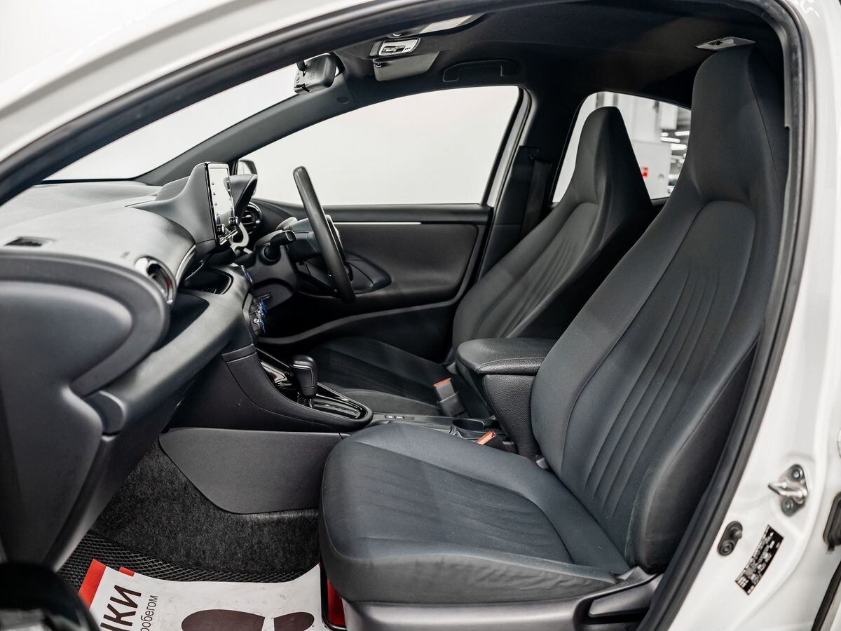 Toyota Yaris 2020 - фото автомобиля