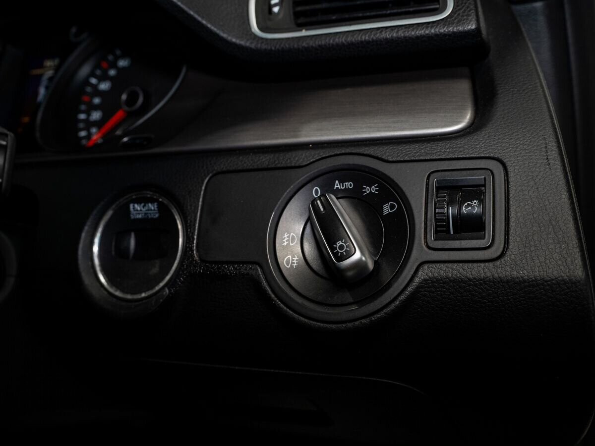 Volkswagen Passat 2012 - фото автомобиля