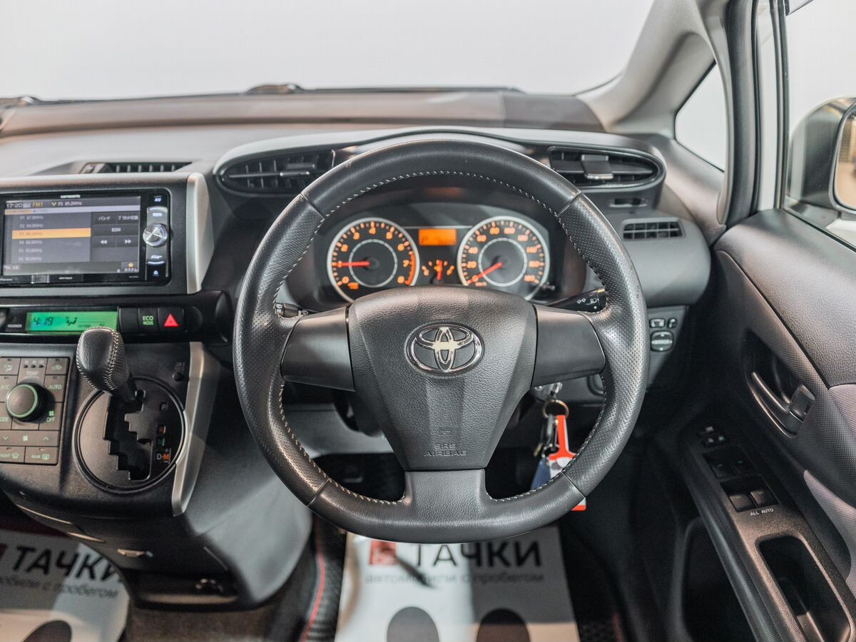 Toyota Wish 2011 - фото автомобиля