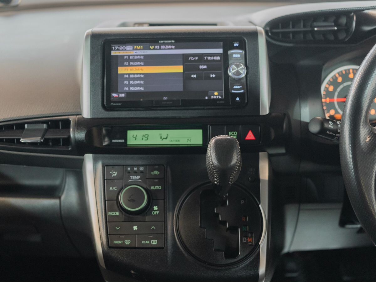 Toyota Wish 2011 - фото автомобиля