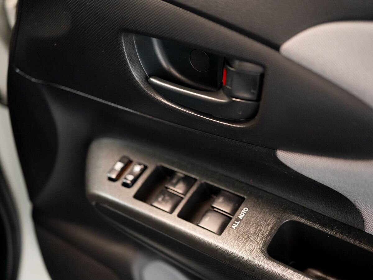 Toyota Wish 2011 - фото автомобиля