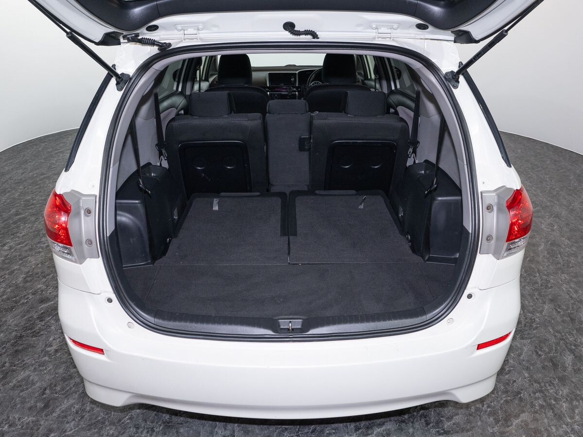 Toyota Wish 2011 - фото автомобиля