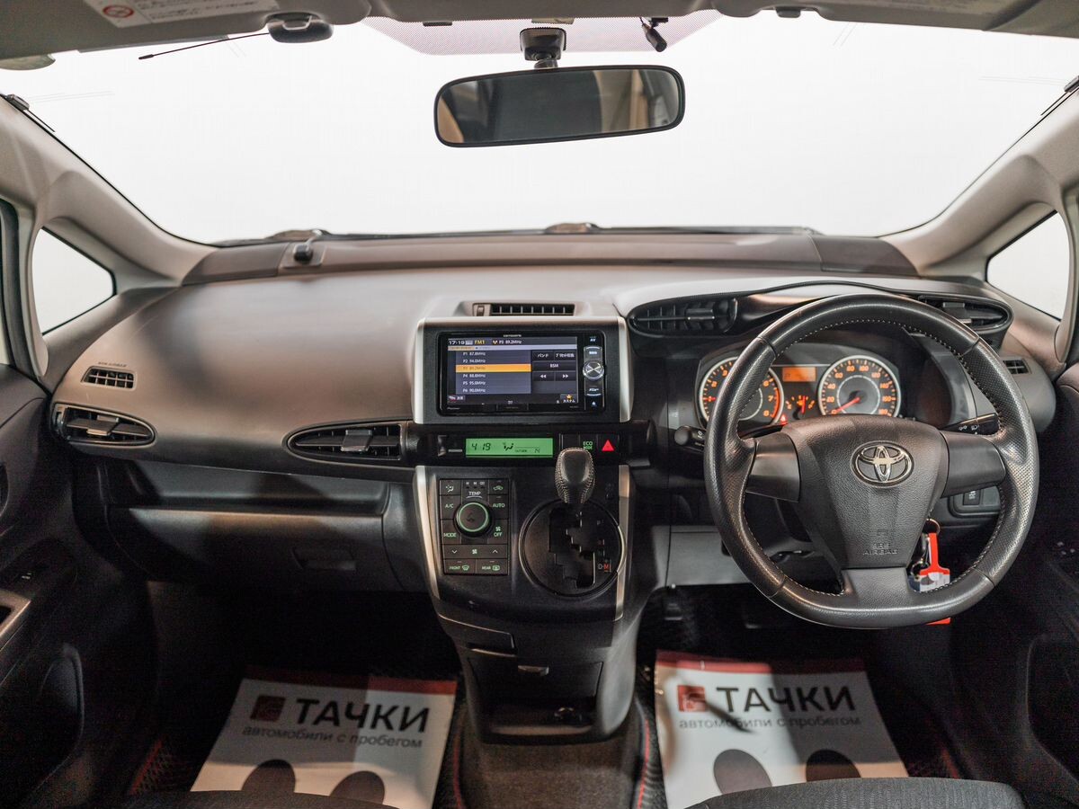 Toyota Wish 2011 - фото автомобиля