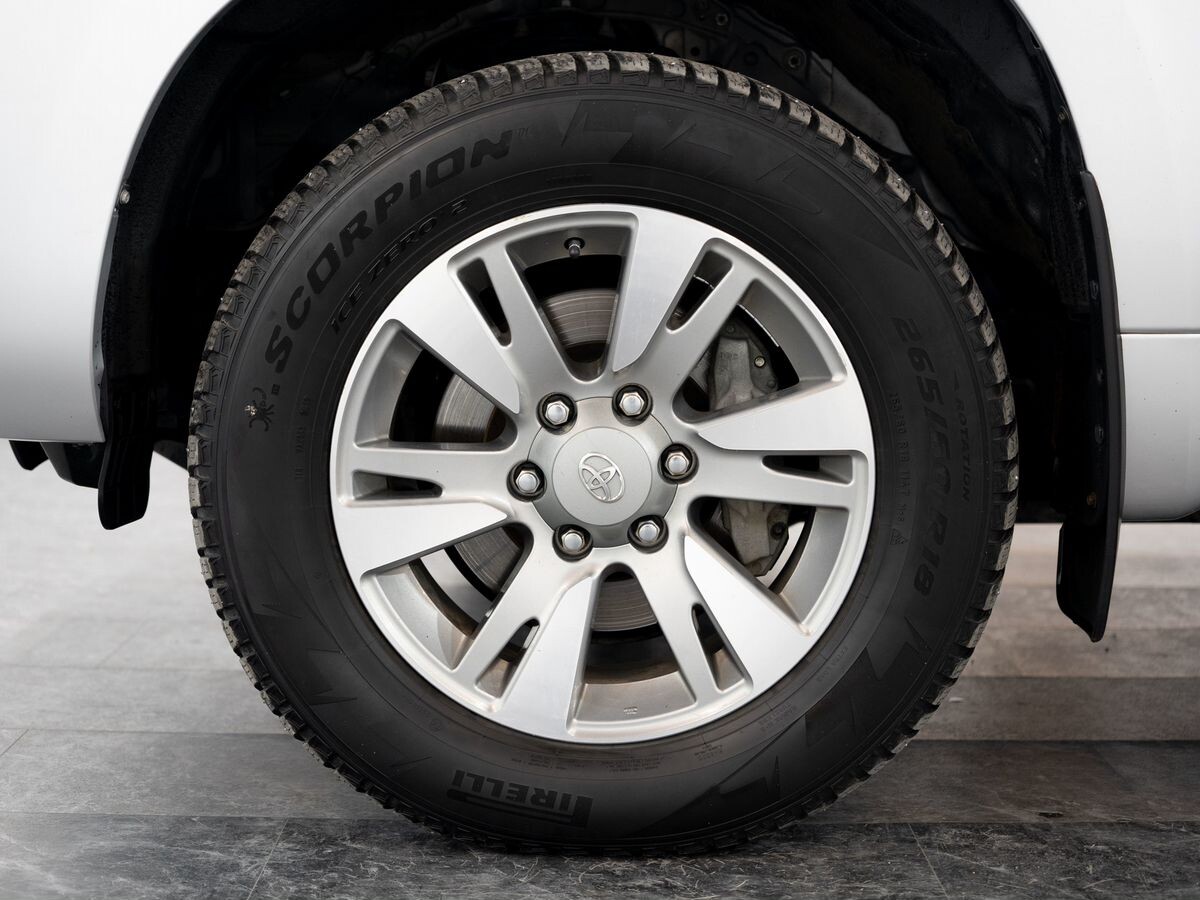 Toyota Land Cruiser Prado 2018 - фото автомобиля