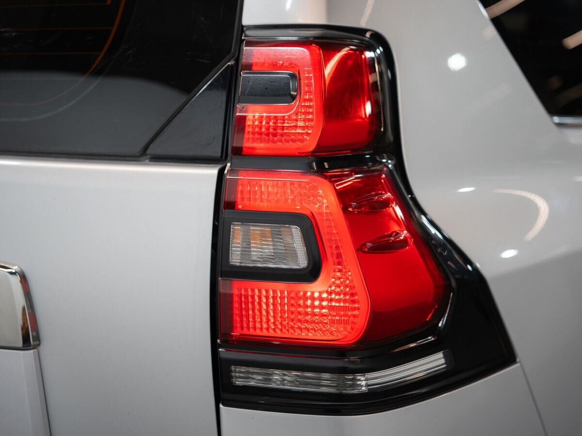 Toyota Land Cruiser Prado 2018 - фото автомобиля