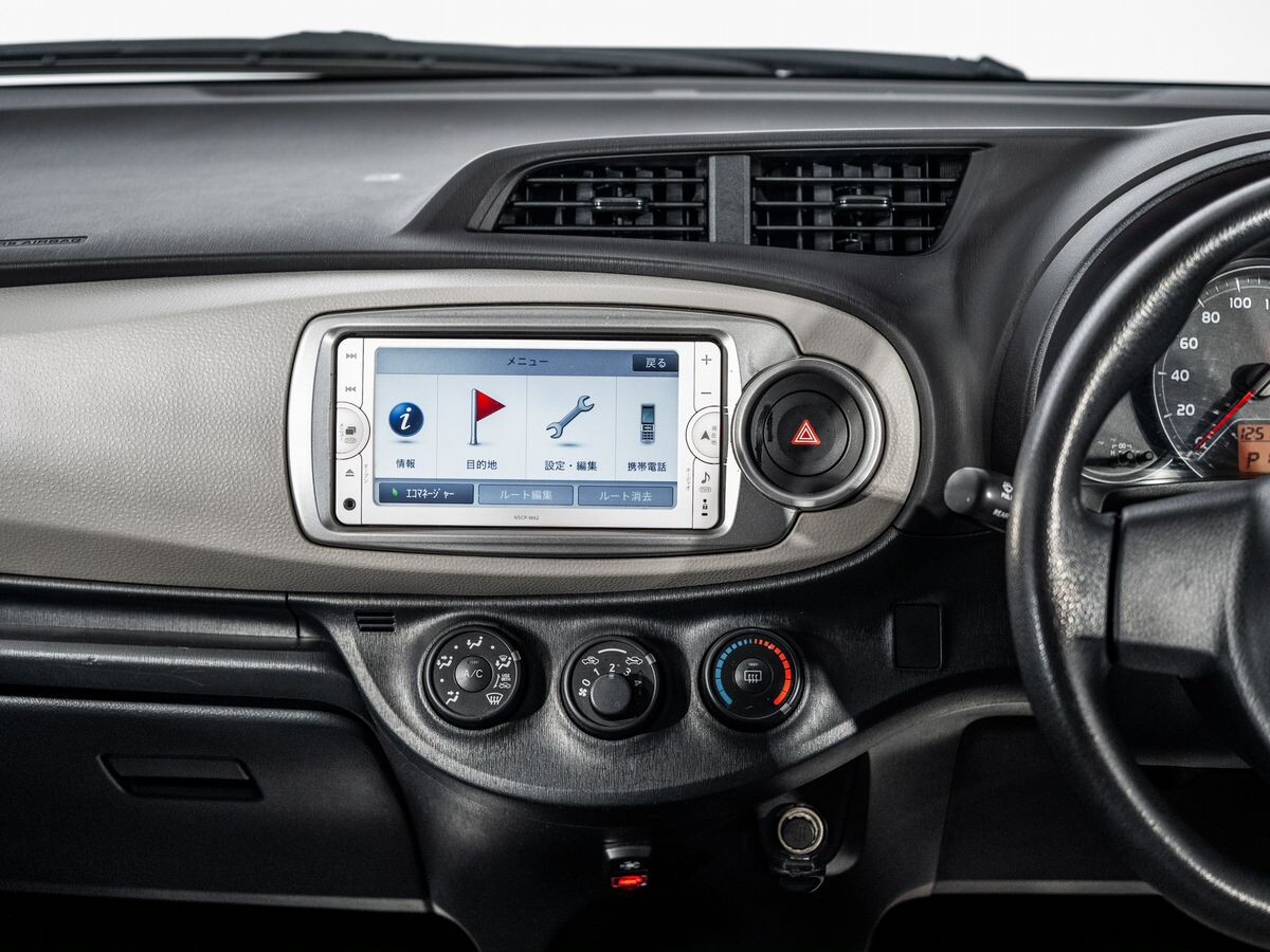 Toyota Vitz 2013 - фото автомобиля