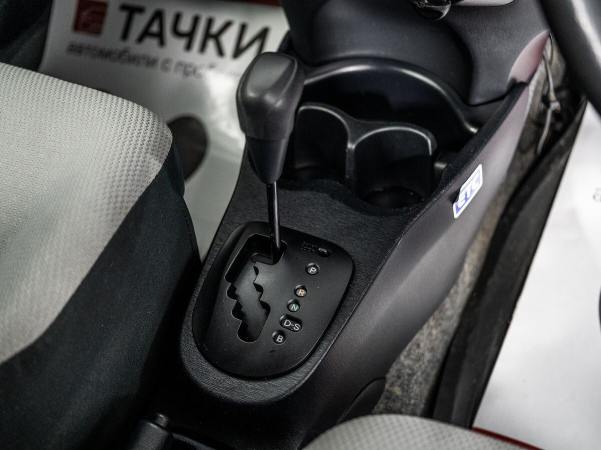 Toyota Vitz 2013 - фото автомобиля