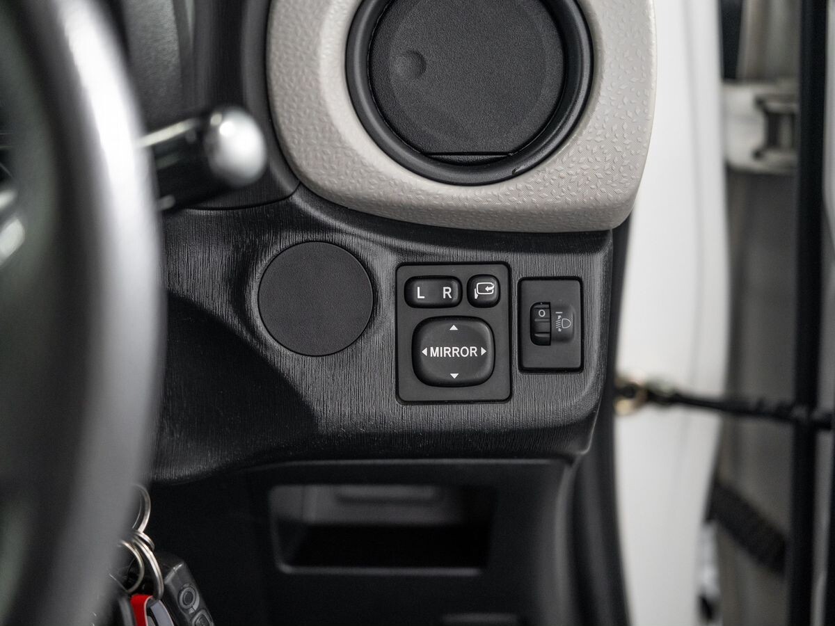 Toyota Vitz 2013 - фото автомобиля