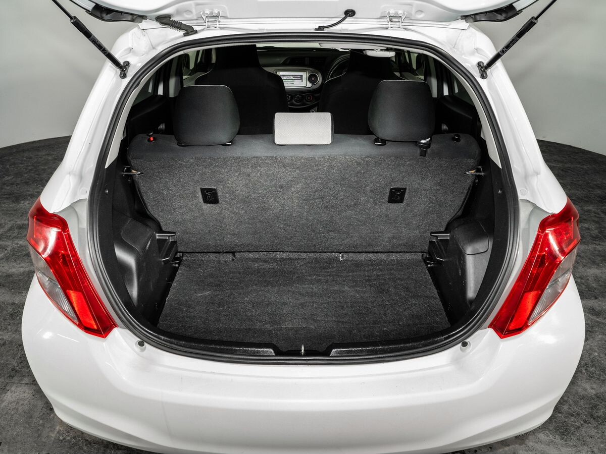 Toyota Vitz 2013 - фото автомобиля