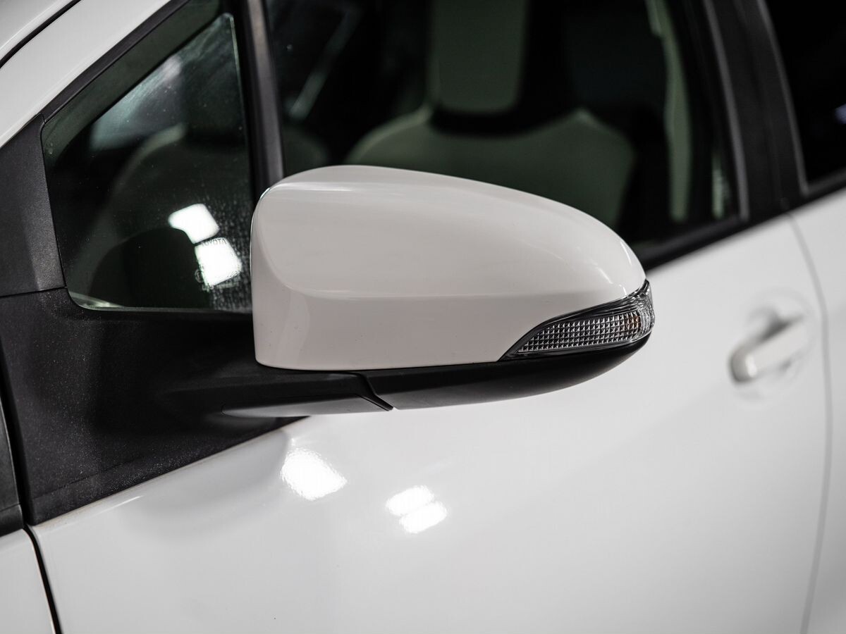 Toyota Vitz 2013 - фото автомобиля