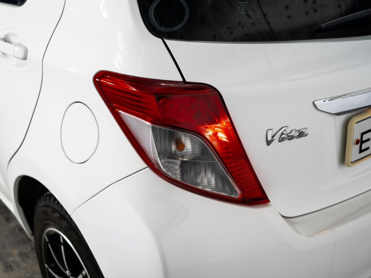 Toyota Vitz 2013 - фото автомобиля