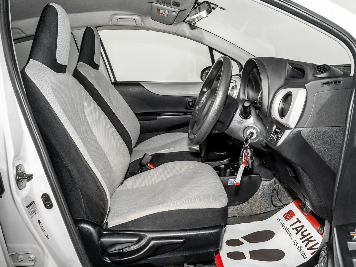 Toyota Vitz 2013 - фото автомобиля