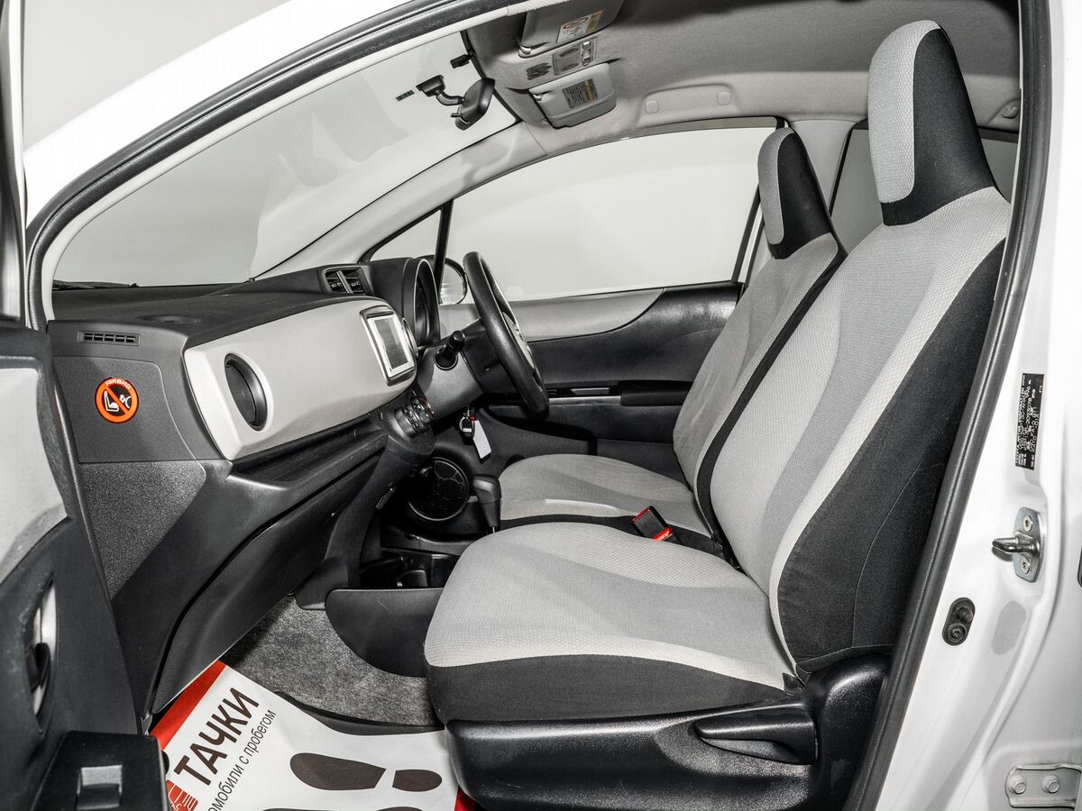 Toyota Vitz 2013 - фото автомобиля