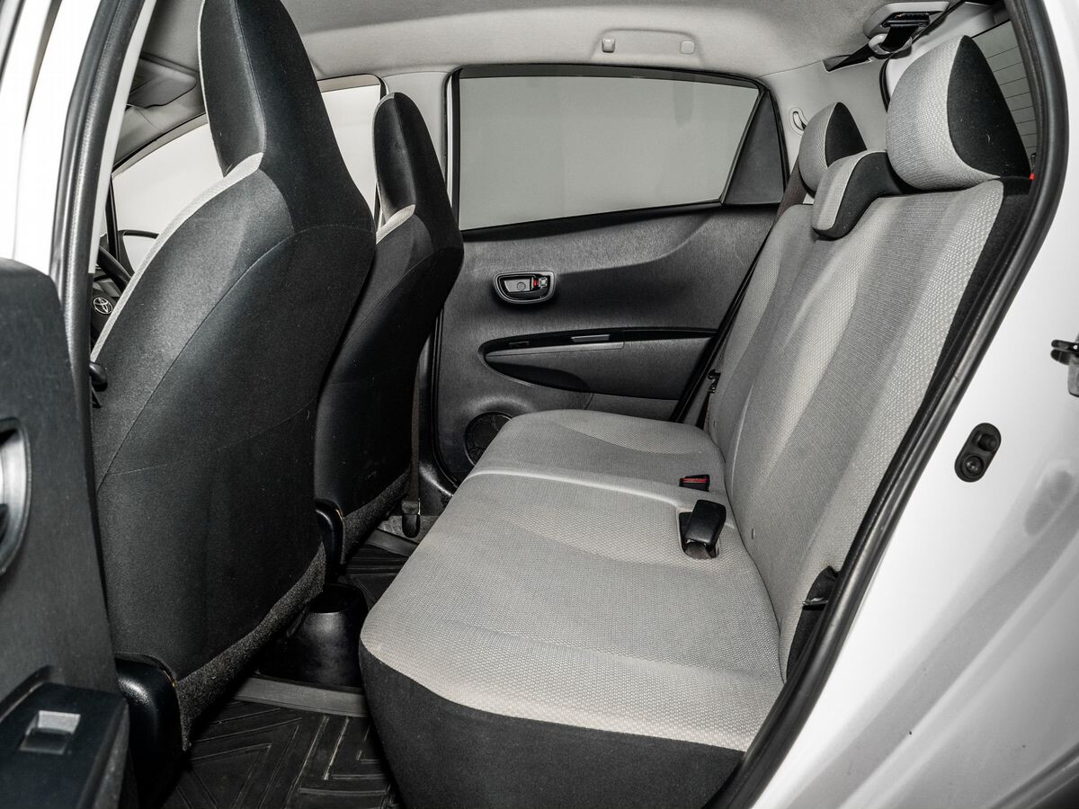 Toyota Vitz 2013 - фото автомобиля