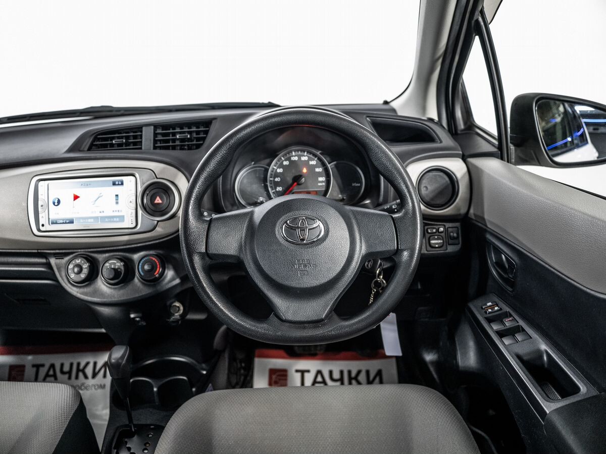 Toyota Vitz 2013 - фото автомобиля