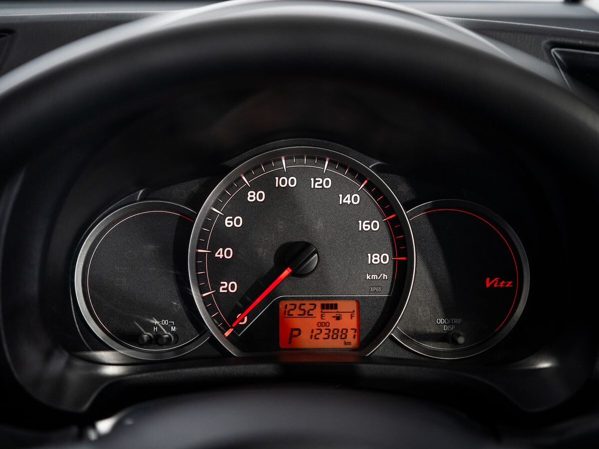 Toyota Vitz 2013 - фото автомобиля