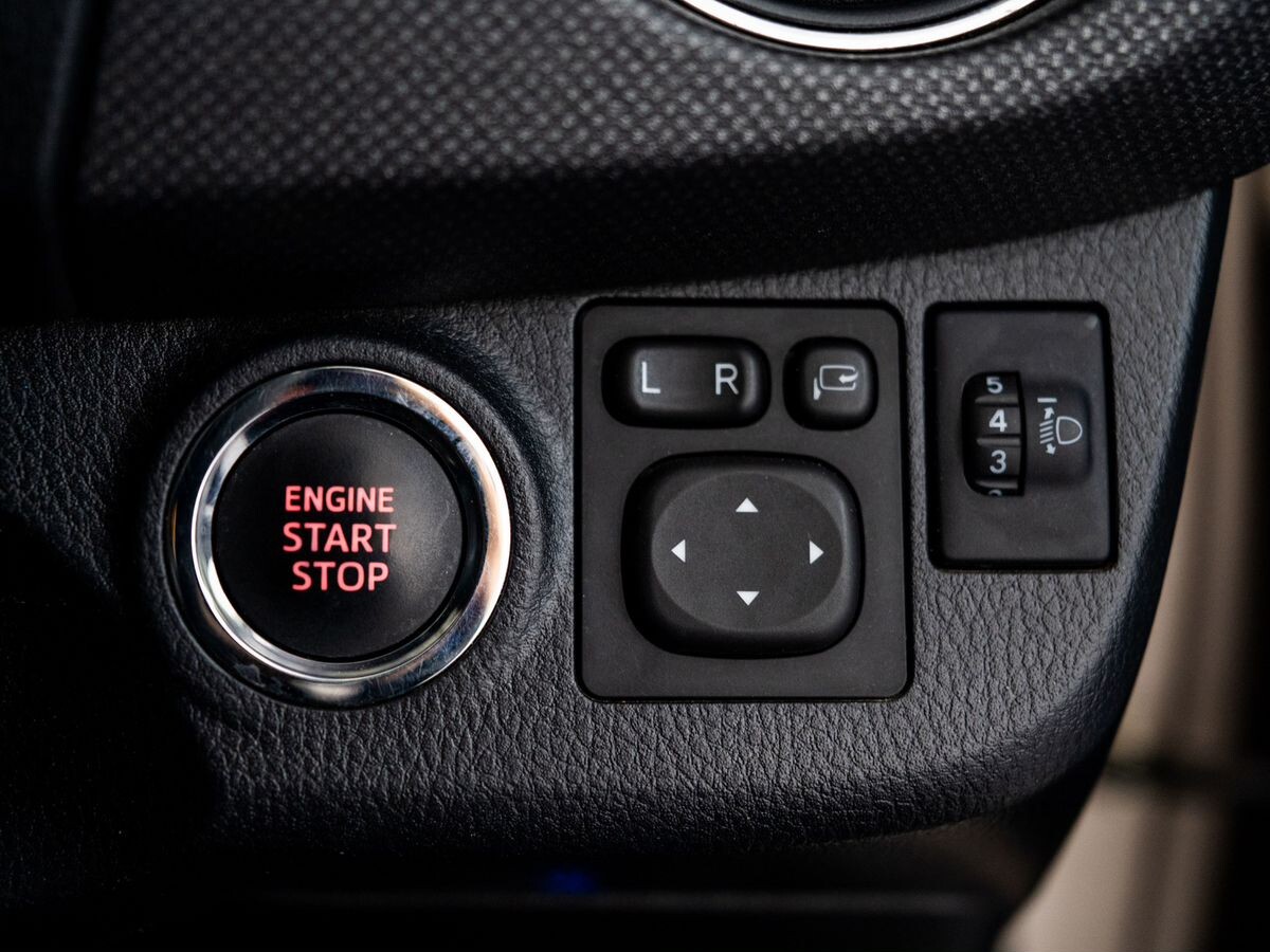 Toyota Vitz 2015 - фото автомобиля