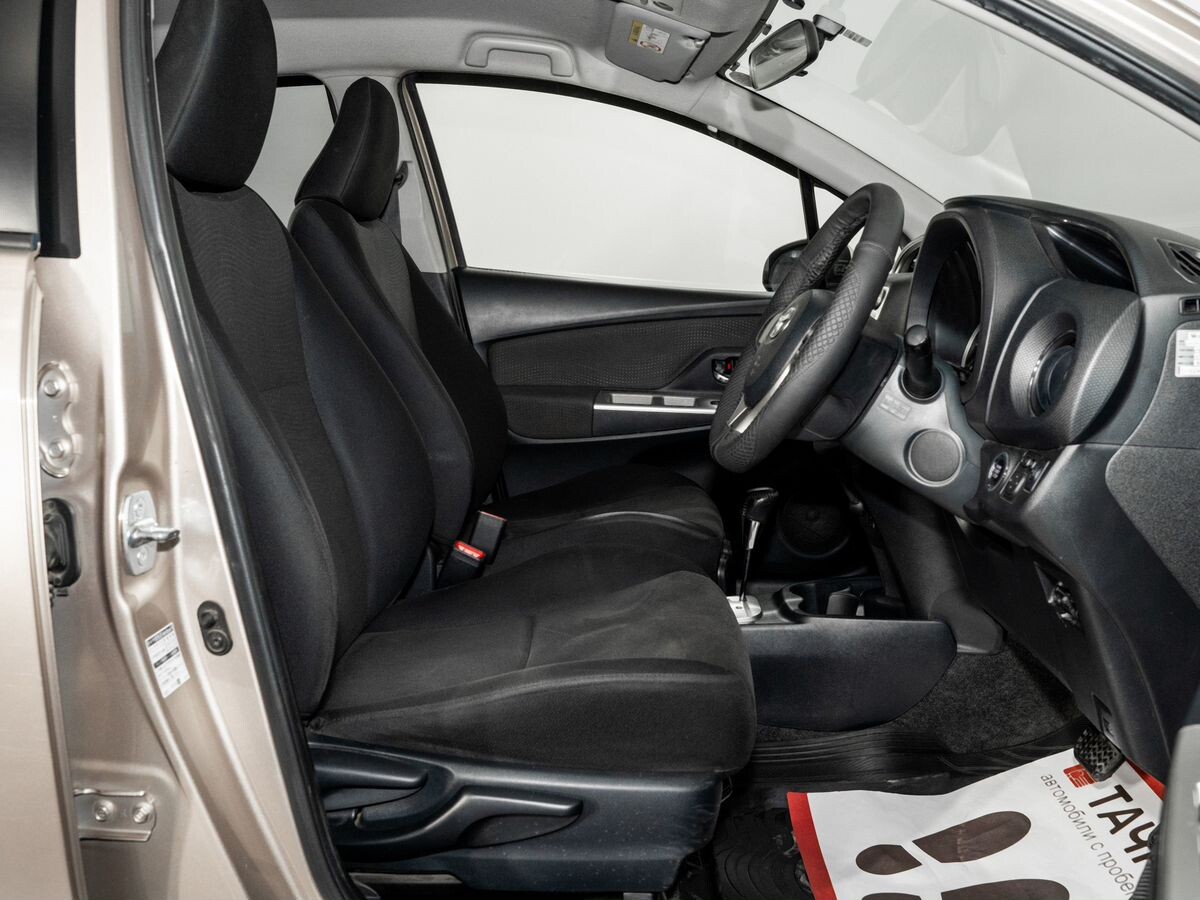 Toyota Vitz 2015 - фото автомобиля