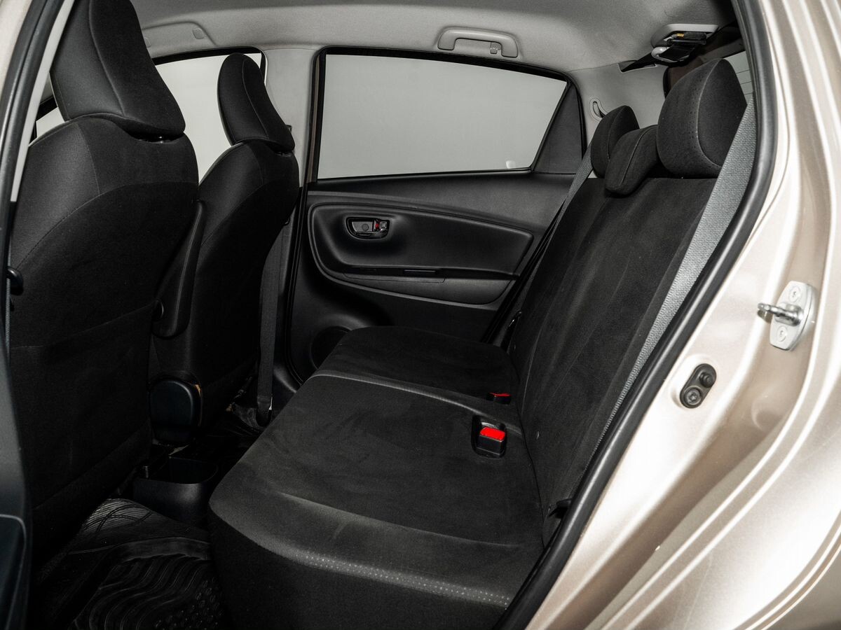 Toyota Vitz 2015 - фото автомобиля