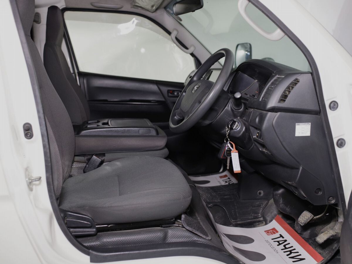Toyota HiAce 2017 - фото автомобиля