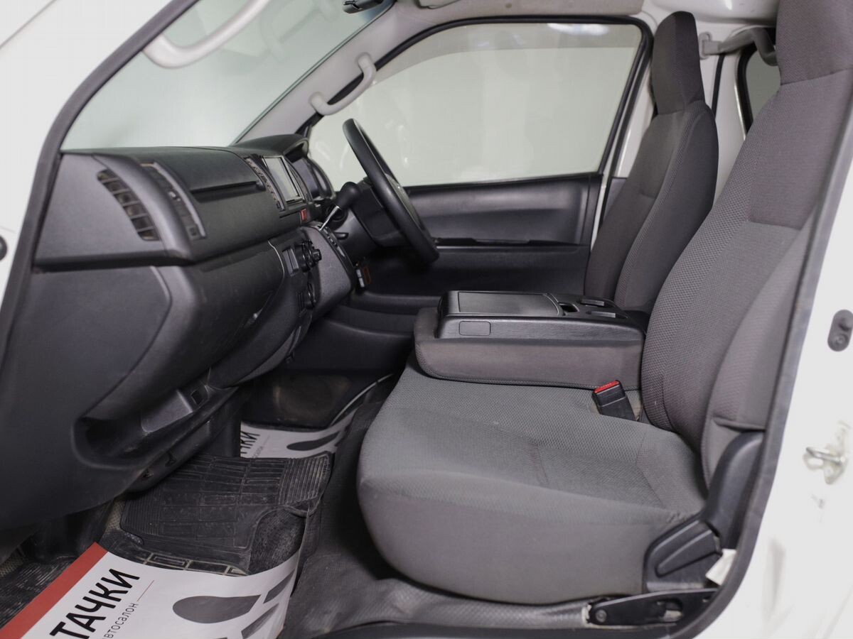 Toyota HiAce 2017 - фото автомобиля