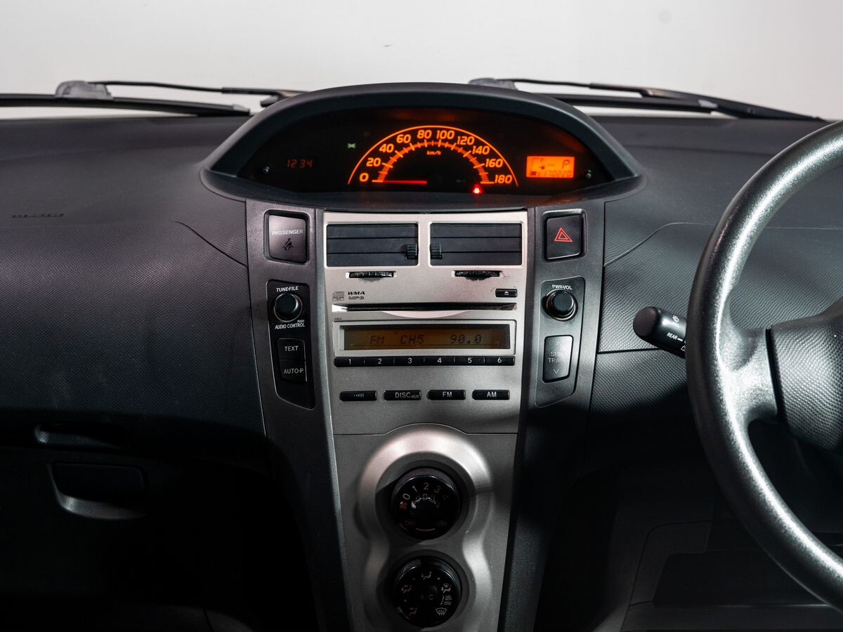 Toyota Vitz 2008 - фото автомобиля