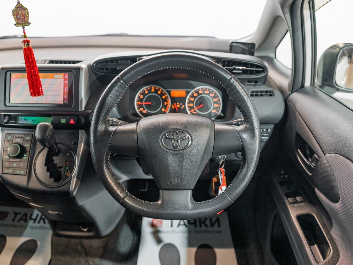 Toyota Wish 2011 - фото автомобиля