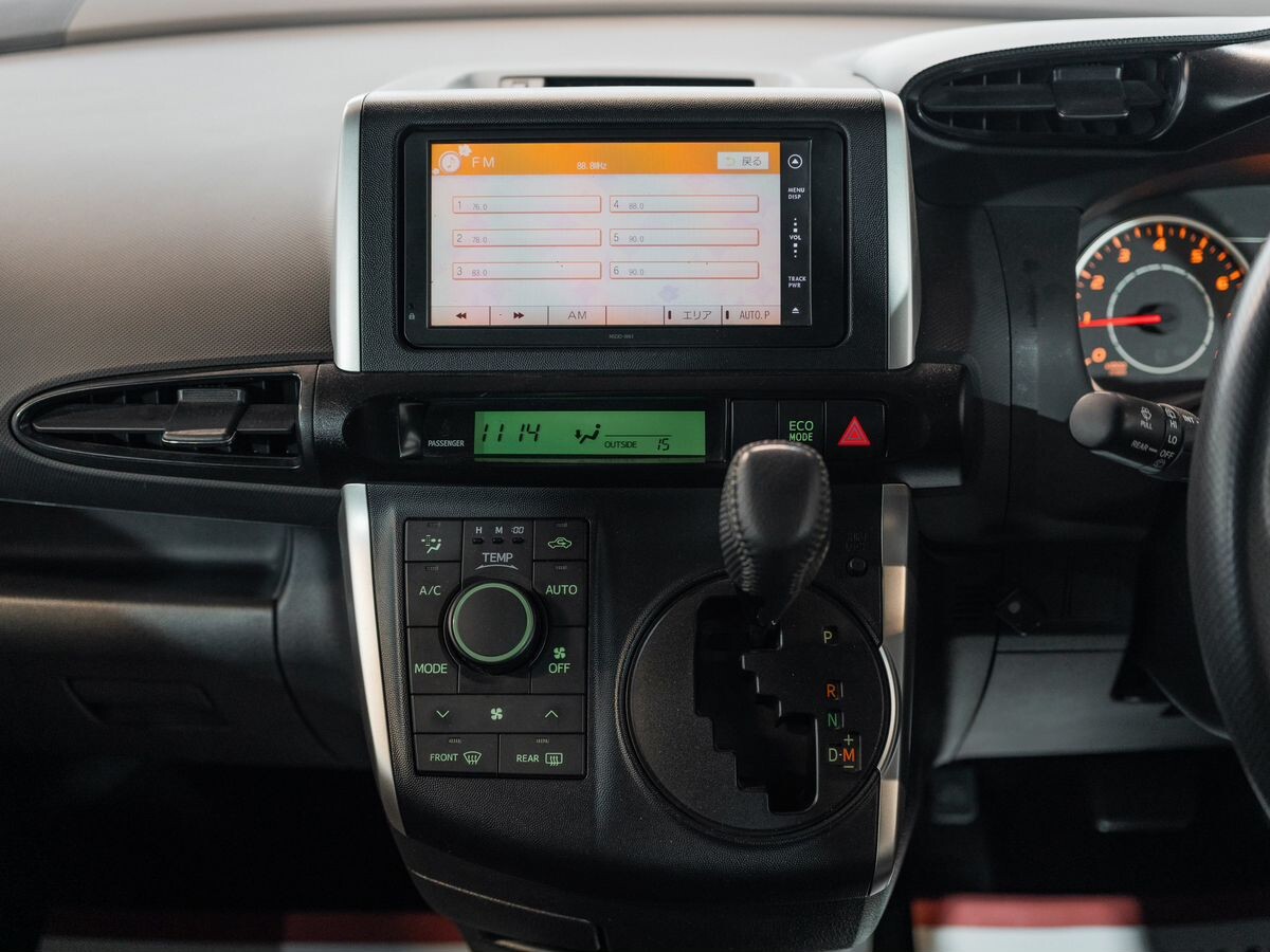 Toyota Wish 2011 - фото автомобиля