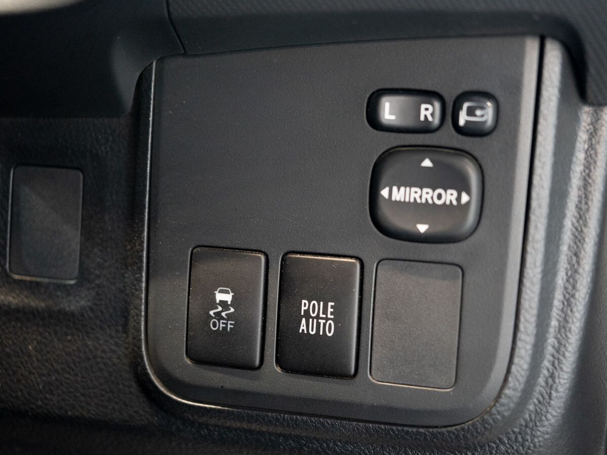 Toyota Wish 2011 - фото автомобиля