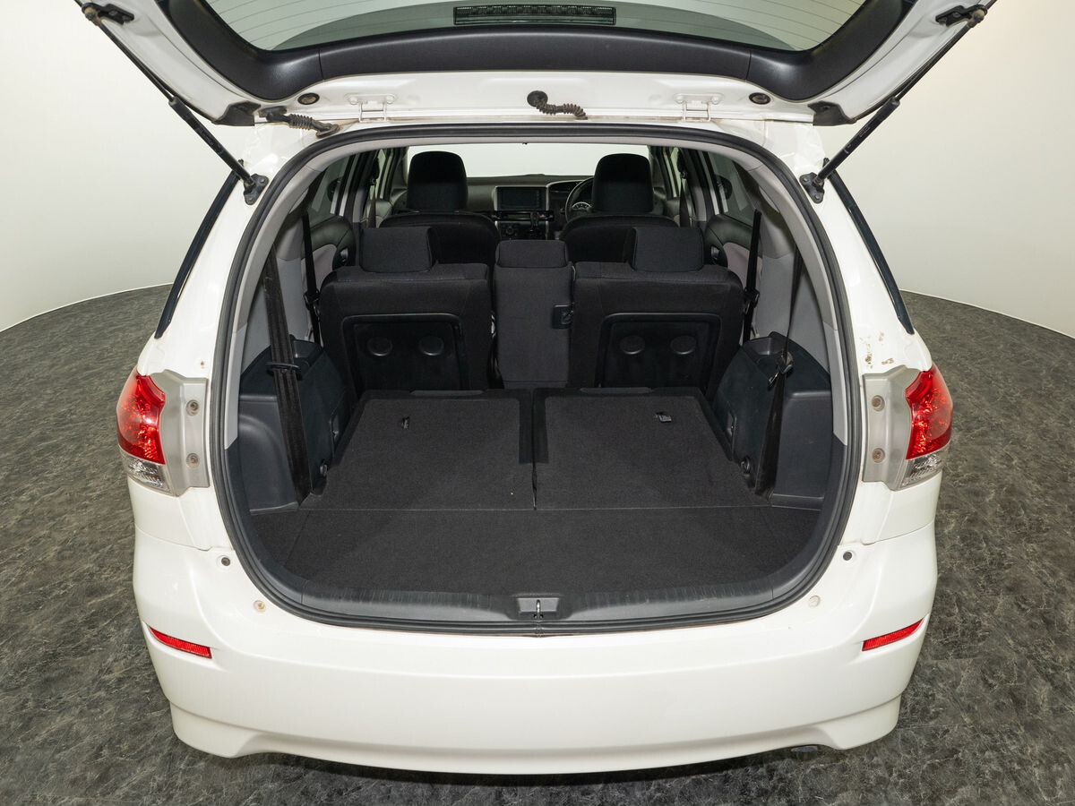 Toyota Wish 2011 - фото автомобиля