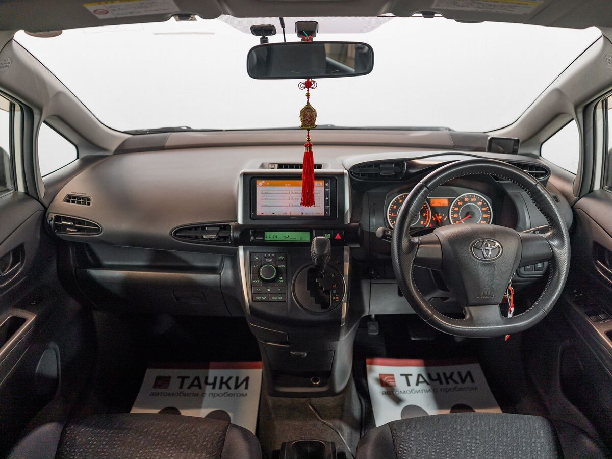 Toyota Wish 2011 - фото автомобиля