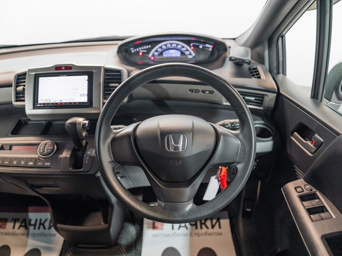 Honda Freed 2011 - фото автомобиля