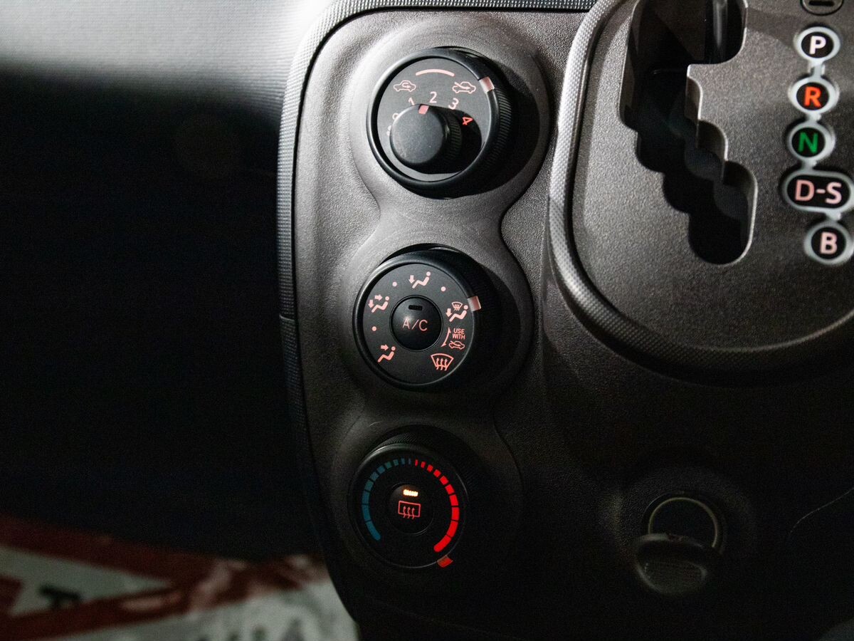 Toyota Porte 2014 - фото автомобиля