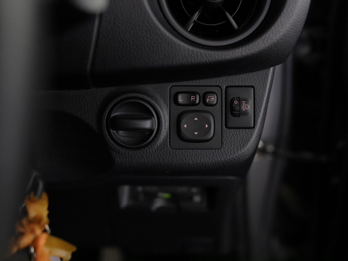 Toyota Vitz 2019 - фото автомобиля