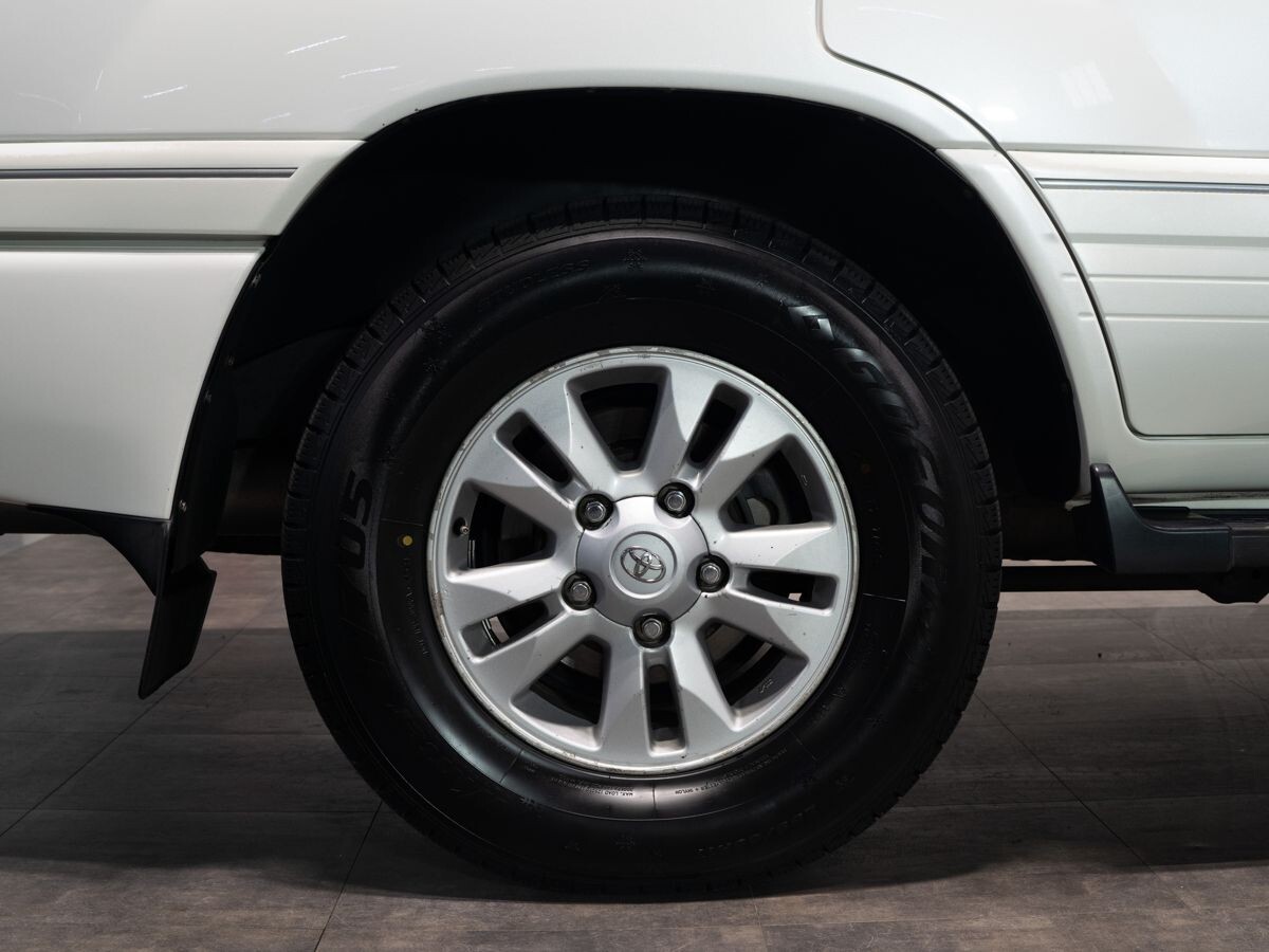 Toyota Land Cruiser 2005 - фото автомобиля