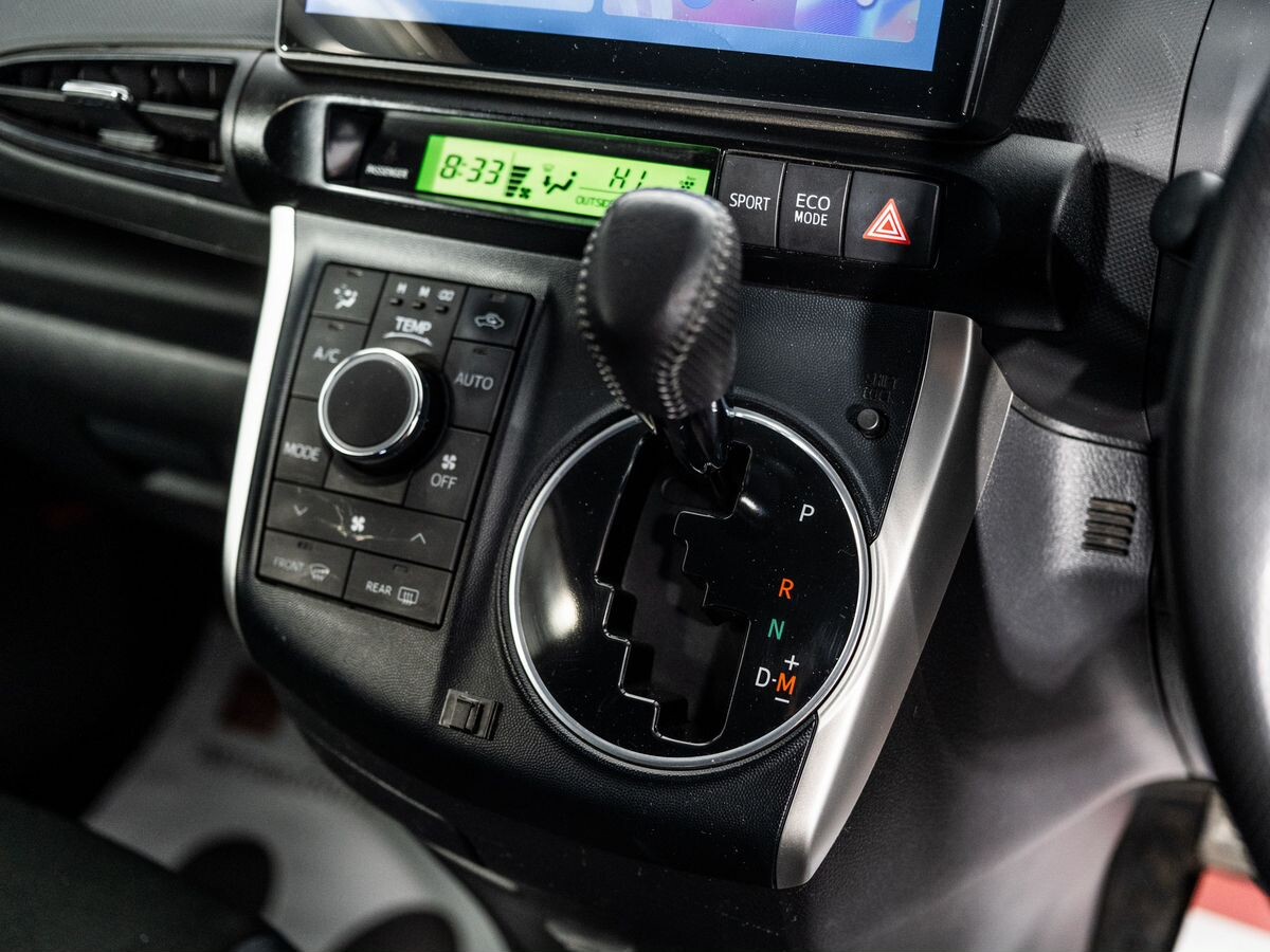 Toyota Wish 2011 - фото автомобиля