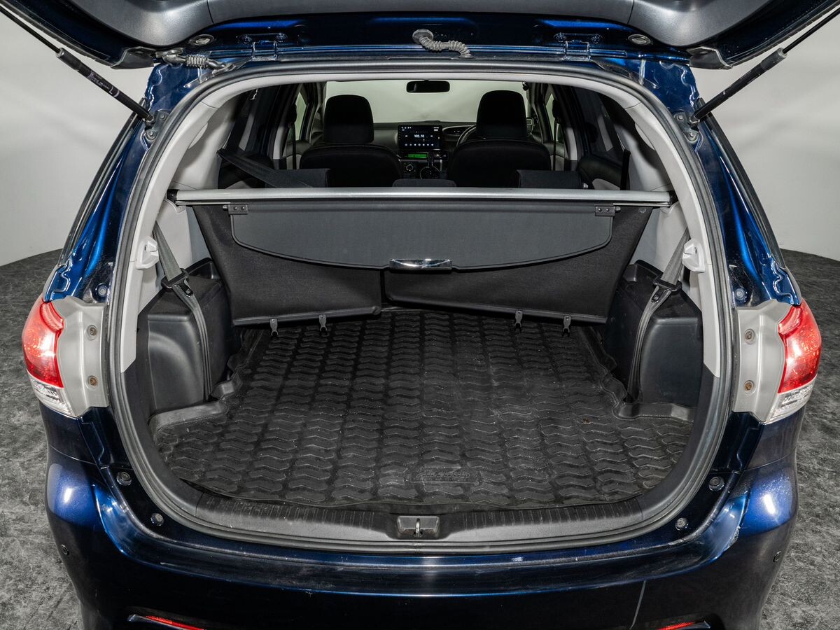 Toyota Wish 2011 - фото автомобиля