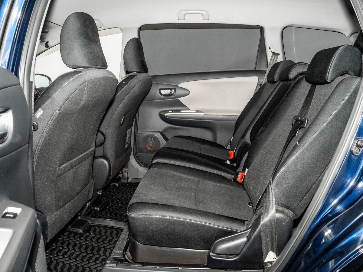 Toyota Wish 2011 - фото автомобиля