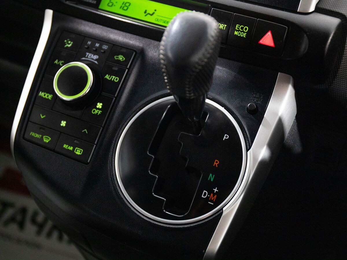 Toyota Wish 2009 - фото автомобиля