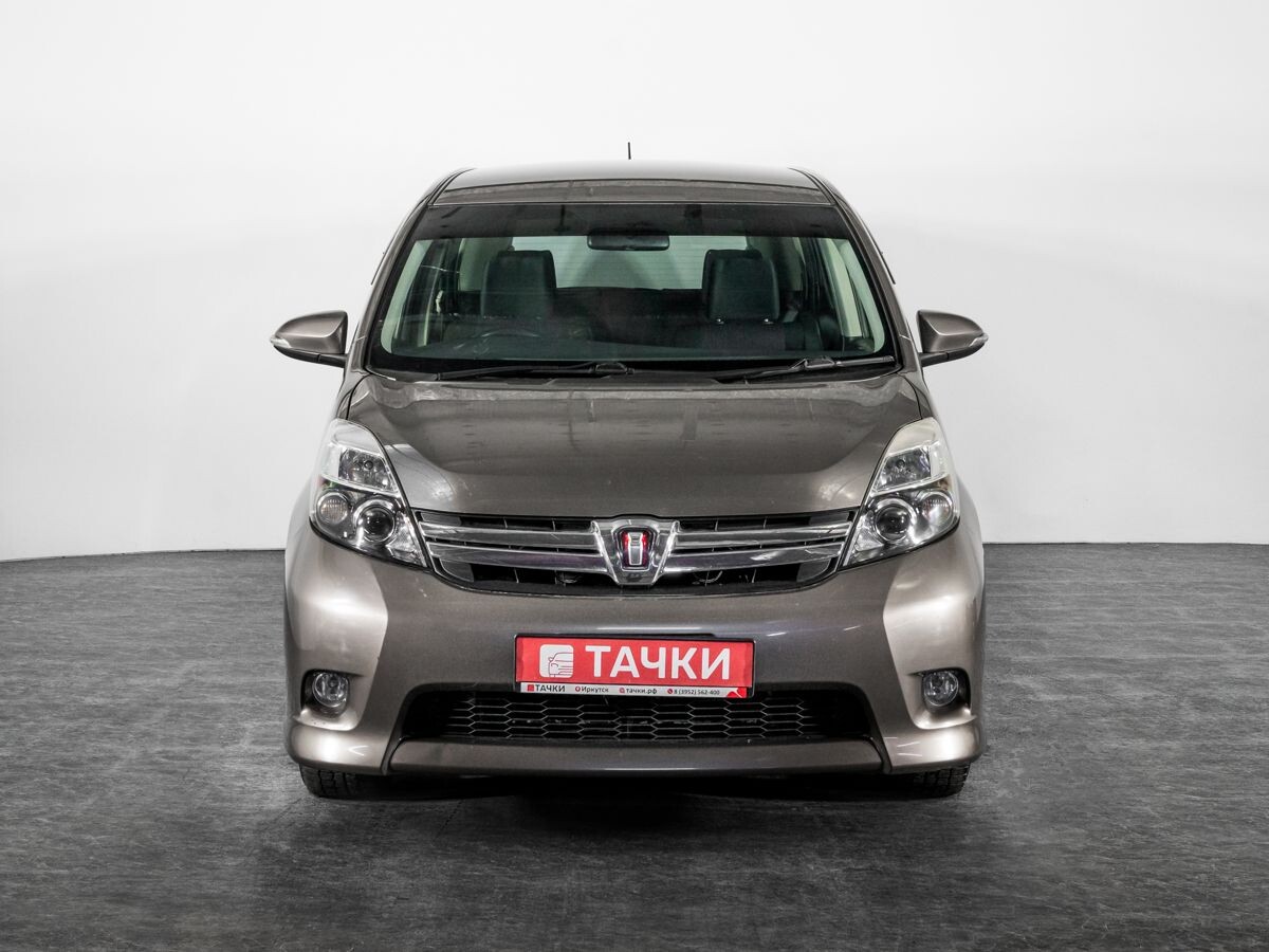 Toyota ISis 2015 - фото автомобиля