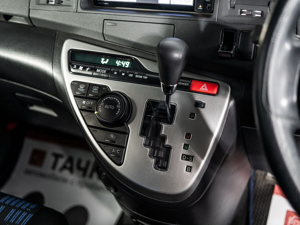 Toyota ISis 2015 - фото автомобиля