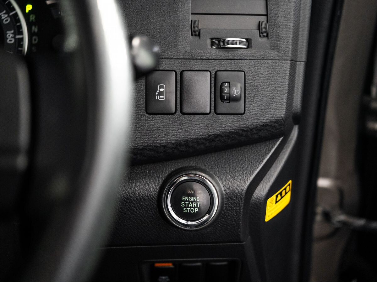 Toyota ISis 2015 - фото автомобиля