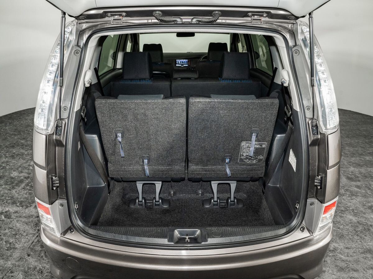 Toyota ISis 2015 - фото автомобиля