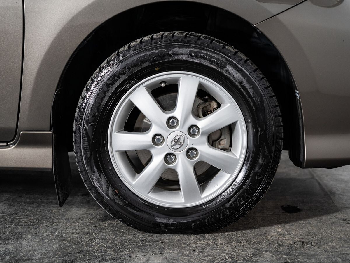 Toyota ISis 2015 - фото автомобиля