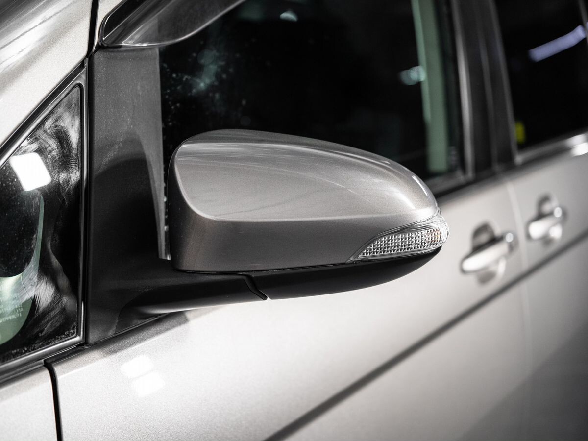 Toyota ISis 2015 - фото автомобиля