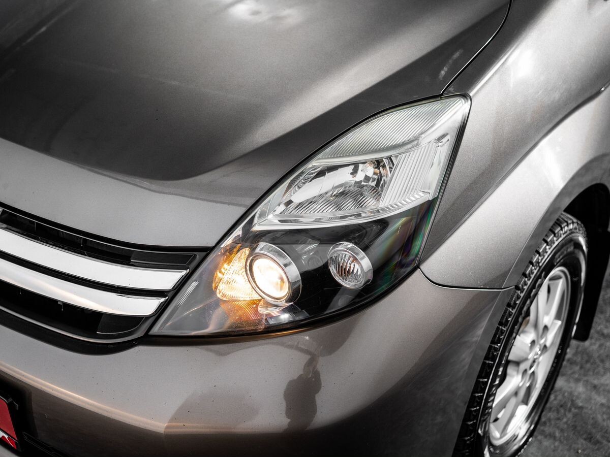 Toyota ISis 2015 - фото автомобиля