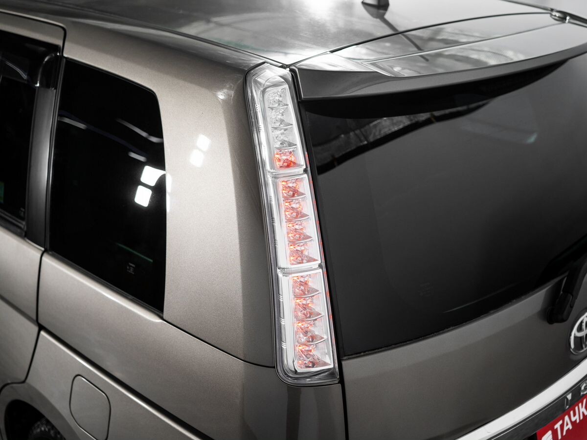 Toyota ISis 2015 - фото автомобиля